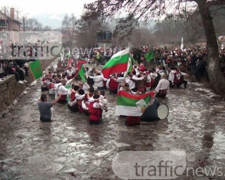 Ледено мъжко хоро се изви в Калофер ВИДЕО