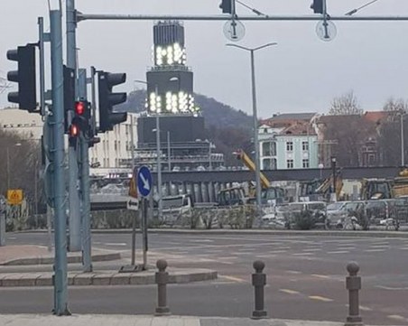 Монтираха прожекторите на Кулата, световни медийни гиганти идват за откриването