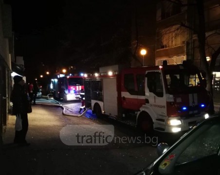 Пожар избухна в блок в центъра на Пловдив! Огнеборците гасят пламъците СНИМКИ