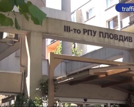 Проверка засече полицай бос и сънлив в 3-то РУ - оказа се, че бил в почивка и си слагал капки в очите