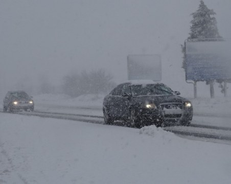 Усложнена пътна обстановка и ограничения, шофьорите да внимават