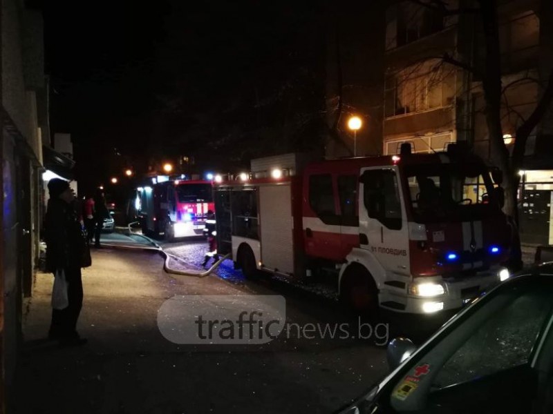 Пожар избухна в блок в центъра на Пловдив! Огнеборците гасят пламъците СНИМКИ