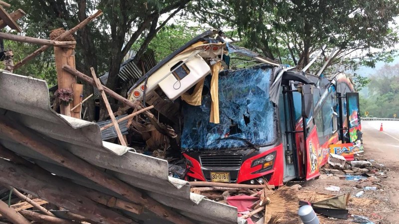 Шестима загинаха при катастрофа с автобус в Тайланд