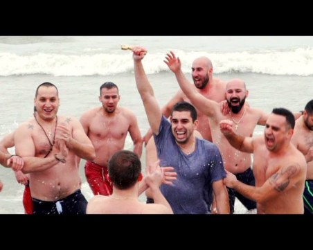 Българи изумиха Чикаго с ледено хоро и мятане за кръста ВИДЕО