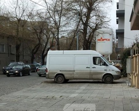 Бус прегради тротоар в Кючука, за пешеходците място не остана СНИМКА