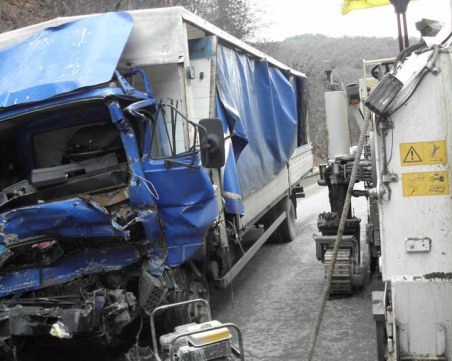 Челен удар между два тира на смъртоносния път Русе-Бяла, има загинал