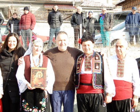 Изкъпаха със студена вода кмета на Карлово по случай Ивановден СНИМКИ