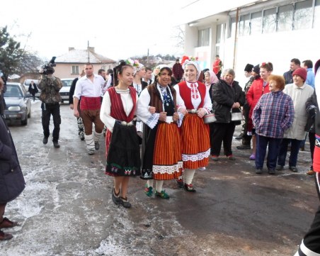 Къпят булки край Пловдив днес