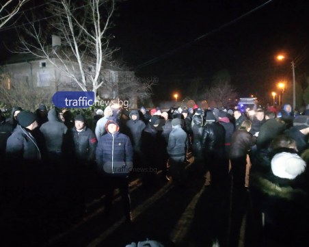 Над 300 гневни заради пребития военен се отправиха към ромската махала на Войводиново! ВИДЕО