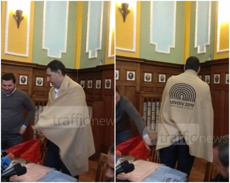 Нека е студено! Кметът Иван Тотев с “дрескод“ - одеяло, брандирано с Пловдив 2019 СНИМКИ+ВИДЕО