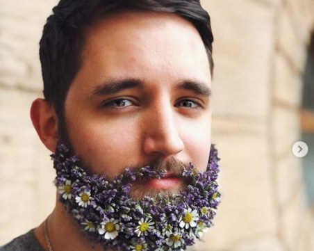 Нов тренд при младоженците - сватбени китки в брадата СНИМКИ