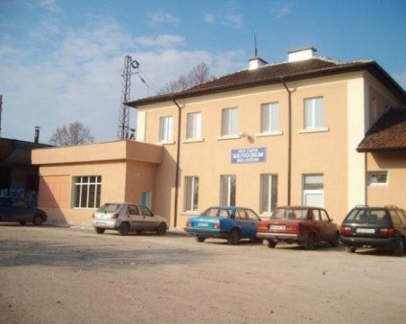 Отново крупна кражба на гарата в Белозем! Източиха 650 литра гориво