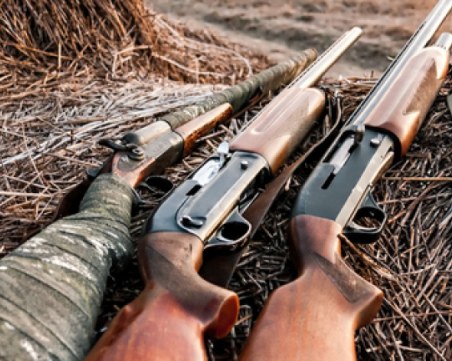 Простреляха ловец в корема, с опасност за живота е