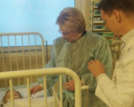 Събуди се бебето, прекарало над 30 часа под руините на блок