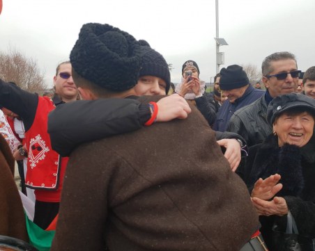 Треньорка във ВК “Марица“ каза “Да!“ на любимия след хвърлянето на Богоявленския кръст СНИМКИ