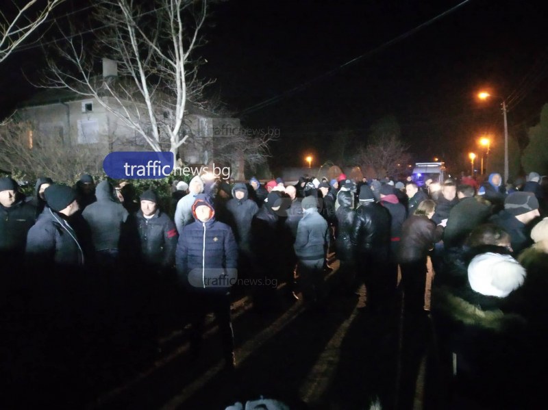 Над 300 гневни заради пребития военен се отправиха към ромската махала на Войводиново! ВИДЕО