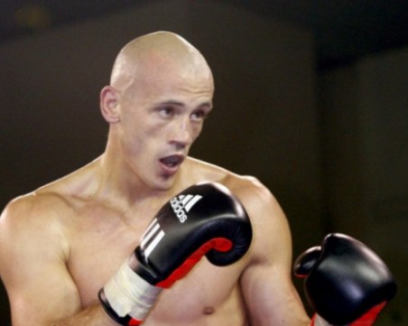 Боксьор преби полицай на протеста на “жълтите жилетки“ ВИДЕО