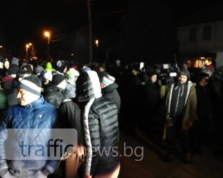 Грозни заплахи към участничка в протеста във Войводиново: Щом избухнем - никой няма да остане СНИМКА 18+