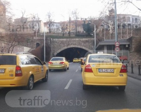 Крадци обраха таксита и микробус в Кършияка