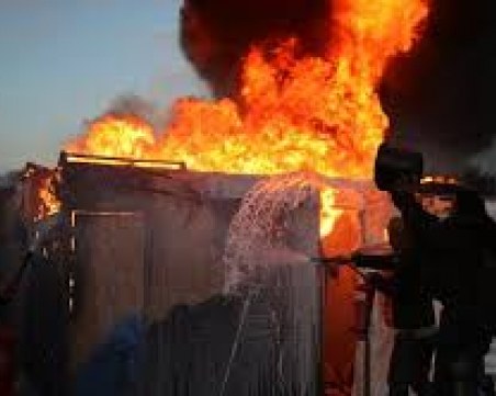 Мигранти пребиха български шофьор и запалиха камиона му във Франция