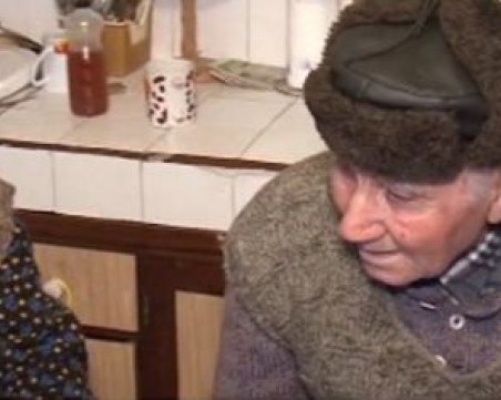 Млад пожарникар спаси от пожар възрастно семейство, те дори не разбраха