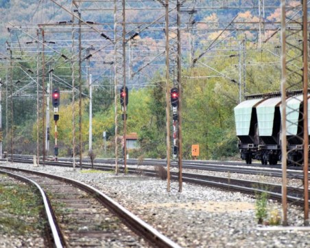 На косъм от трагедия! В 5:22 влак преминава без разрешение през гара Ветово