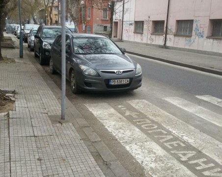 Нарушители окупираха района около второ ДКЦ СНИМКИ