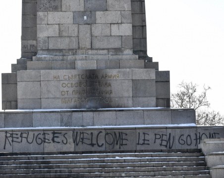 Пак надраскаха Паметника на Съветската армия, пален е и огън