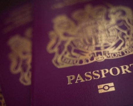 Пипнаха мигранти с фалшиви български паспорти