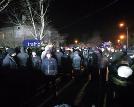 Протестите във Войводиново продължават, започват проверки в ромската махала ВИДЕО