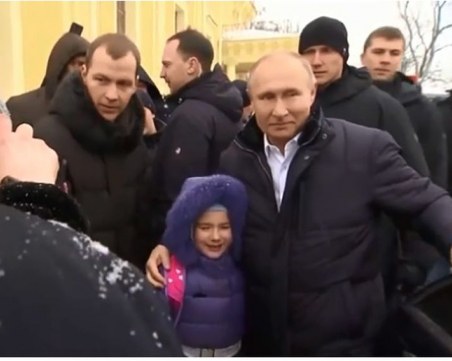 Путин излезе от колата си, за да успокои плачещо дете ВИДЕО