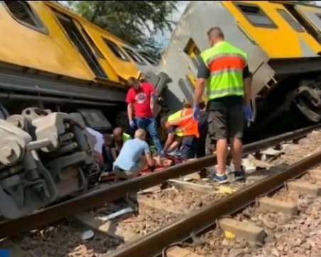 Тежка катастрофа между два влака в ЮАР! Има жертви и ранени ВИДЕО