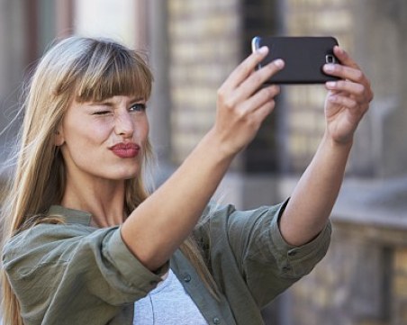 Учени: Селфито води до деградация на паметта