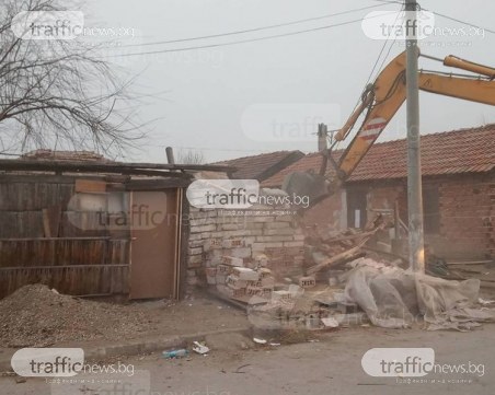 Багери влязоха във Войводиново, само кокошки ги посрещнаха! Ромите се изпариха ВИДЕО и СНИМКИ