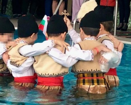 Деца в носии играха хоро в басейна на детска градина в Пловдив ВИДЕО