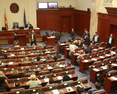 Македонският парламент обсъжда смяната на името на страната