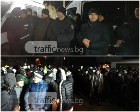 Над 20 роми от Войводиново си стягат багажа, бутат опасните къщи в селото