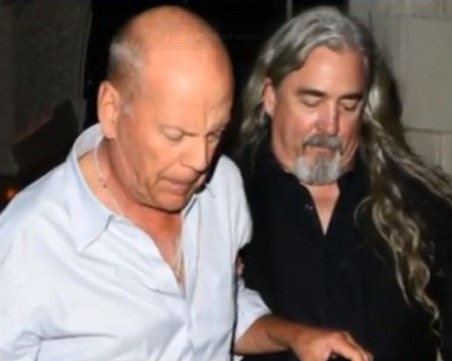 Охранители изведоха пиян Брус Уилис от клуб СНИМКИ