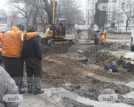 Стотици пловдивчани са без вода, външна фирма проби водопровод СНИМКИ