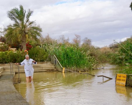 Владо Пенев се кръсти в река Йордан, вече е хаджия СНИМКИ