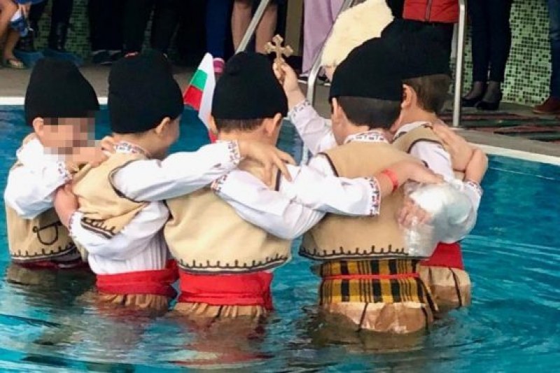 Деца в носии играха хоро в басейна на детска градина в Пловдив ВИДЕО