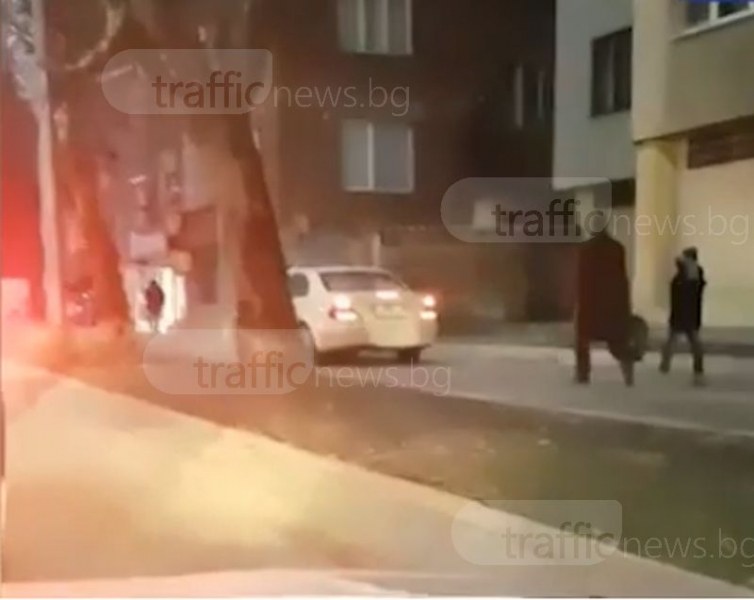 Изнервен от тапата: Шофьор потегли по тротоар в Пловдив, клаксони отекват по булеварда ВИДЕО