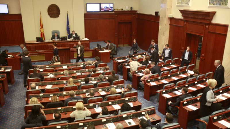 Македонският парламент обсъжда смяната на името на страната
