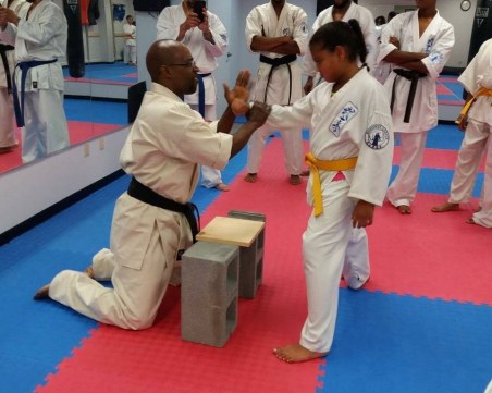 Американец се опита да отвлече жена, но попадна на каратисти