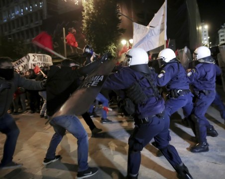Бой и сълзотворен газ в Атина заради Меркел