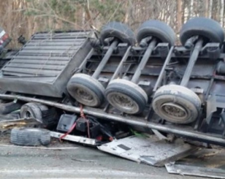 Два тира се се блъснаха на Е-79, има пострадал