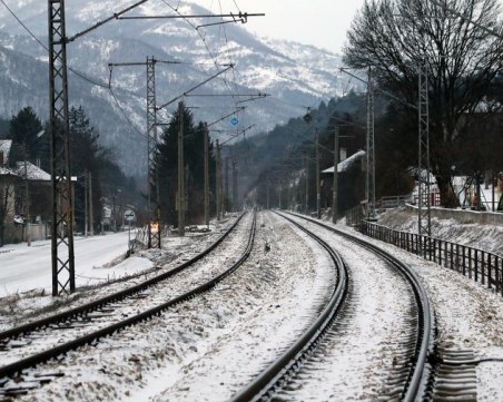 Два вагона дерайлираха! Спряха влаковете от Перник за София и региона