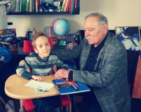 Космонавтът Георги Иванов навести болния Стефко, дари му уникална снимка