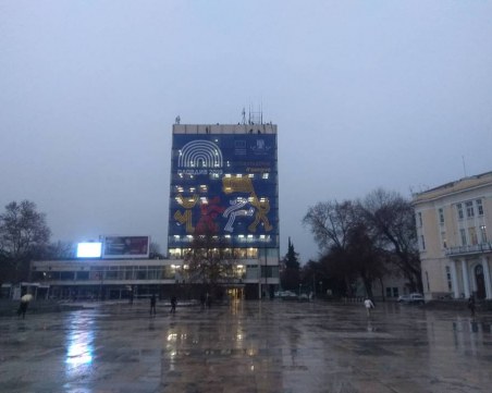 Опаковаха фасадата на Партийния дом! СНИМКИ