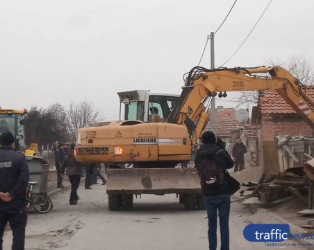 Продължава бутането на незаконни къщи във Войводиново